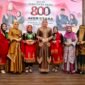 Ketua TP PKK Aceh Marlina Usman (Kak Na) memberikan ucapan selamat pada malam puncak peringatan HUT ke-800 Kabupaten Aceh Utara di Lapangan Upacara Kantor Bupati Aceh Utara, Senin (7/9/2026).