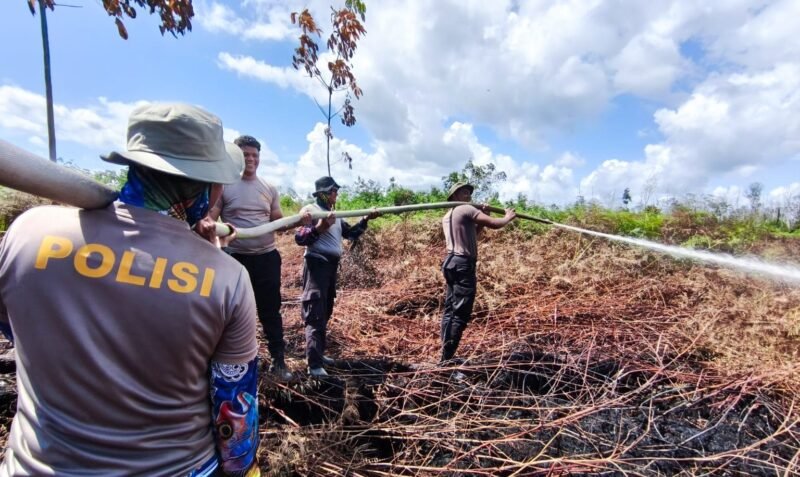 Personel Polres Aceh Barat bersama TNI, BPBD dan masyarakat berhasil memadamkan kebakaran hutan dan lahan (Karhutla) di Desa Leukeun, Kecamatan Samatiga, Kabupaten Aceh Barat, Selasa 8/9/2026.