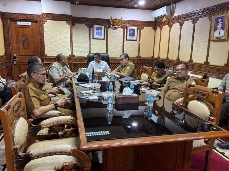 Wakil Gubernur Aceh Fadhlullah (Dek Fadh) didampingi jajaran pejabat Pemerintah Aceh mengikuti Rapat Koordinasi Percepatan Rehabilitasi dan Rekonstruksi Pascabencana secara virtual di Ruang Rapat Wagub Aceh, Banda Aceh, Selasa (8/9/2026).