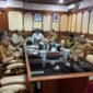 Wakil Gubernur Aceh Fadhlullah (Dek Fadh) didampingi jajaran pejabat Pemerintah Aceh mengikuti Rapat Koordinasi Percepatan Rehabilitasi dan Rekonstruksi Pascabencana secara virtual di Ruang Rapat Wagub Aceh, Banda Aceh, Selasa (8/9/2026).