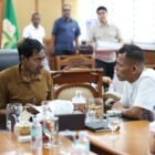 Staf Khusus Gubernur Aceh Junaidi menerima aduan masyarakat terkait lahan sawah yang belum direhabilitasi pascabencana hidrometeorologi.