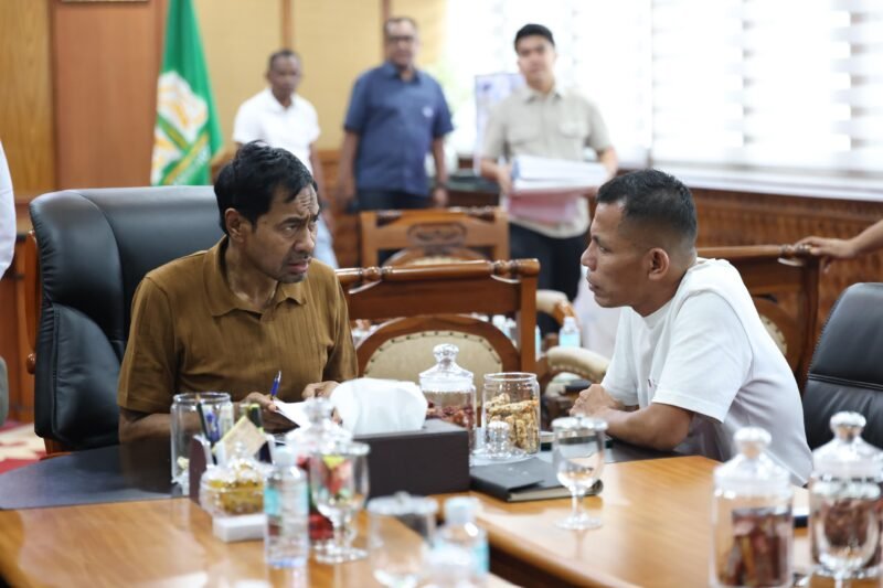 Staf Khusus Gubernur Aceh Junaidi menerima aduan masyarakat terkait lahan sawah yang belum direhabilitasi pascabencana hidrometeorologi.