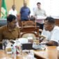 Staf Khusus Gubernur Aceh Junaidi menerima aduan masyarakat terkait lahan sawah yang belum direhabilitasi pascabencana hidrometeorologi.