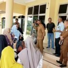Puluhan warga, didominasi emak-emak dari berbagai desa di Kecamatan Singkil, mendatangi Kantor Bupati Aceh Singkil Selasa 8/9/2026 pukul 09.00 WIB.