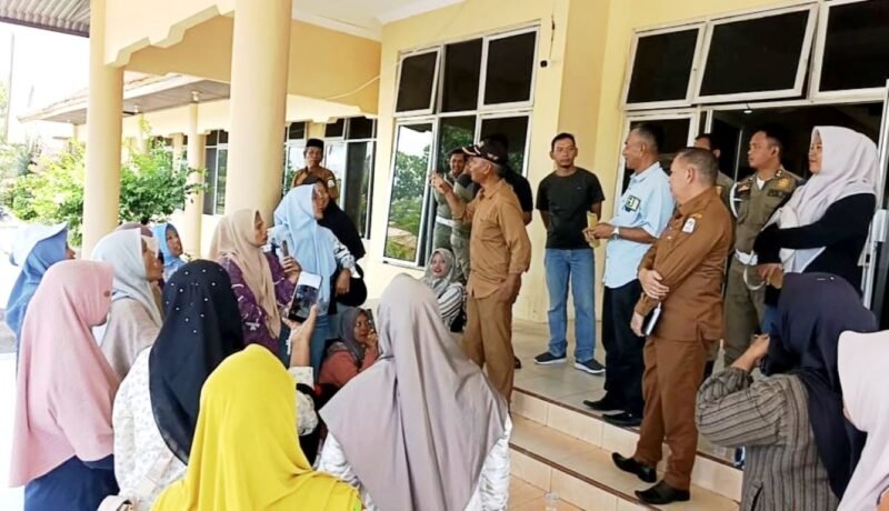 Puluhan warga, didominasi emak-emak dari berbagai desa di Kecamatan Singkil, mendatangi Kantor Bupati Aceh Singkil Selasa 8/9/2026 pukul 09.00 WIB.