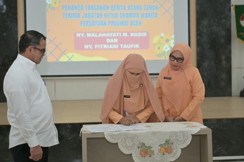 Plt. Sekretaris Daerah Aceh Taufik, ST, M.Si menghadiri acara serah terima jabatan Ketua Dharma Wanita Persatuan (DWP) Aceh di Aula Kantor DWP Aceh, Rabu 9/9/2026.