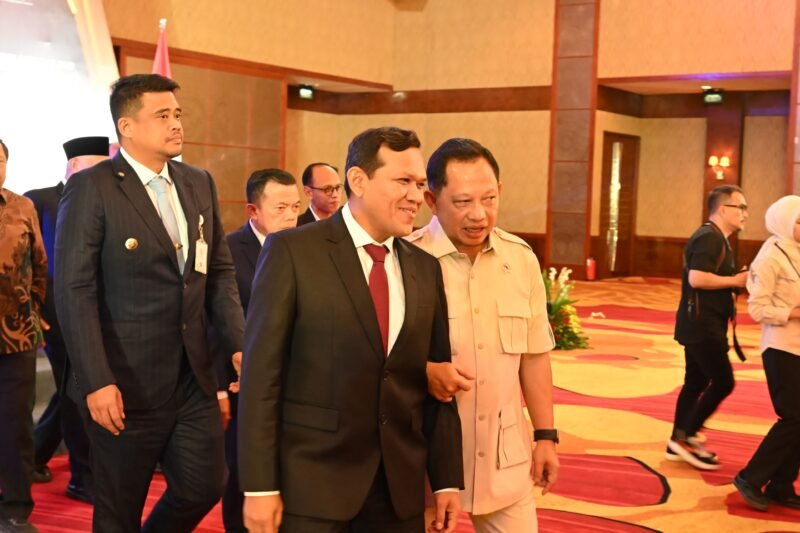Wakil Gubernur Aceh, Fadhlullah, S.E. (Dek Fadh), saat menghadiri Rapat Koordinasi Gubernur se-Sumatera dalam rangkaian Pertemuan Tingkat Menteri IMT-GT ke-32 di JW Marriott Hotel, Kota Medan, Sumatera Utara, Rabu (9/9/2026).