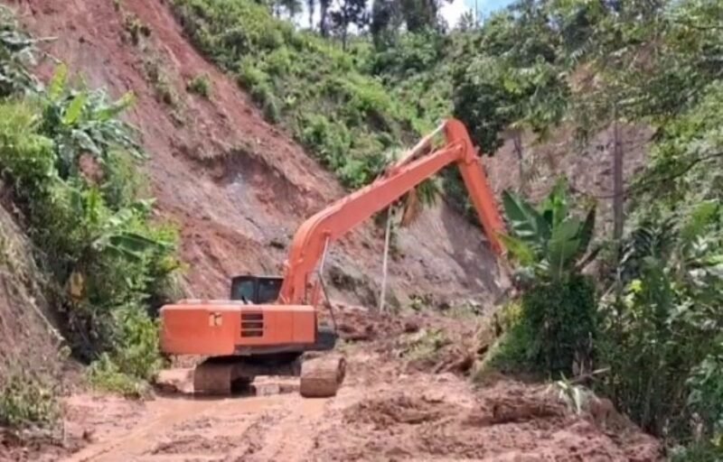 Hujan intensitas tinggi di Kecamatan Putri Betung, Gayo Lues memicu longsor di 7 titik kawasan Durin Daun sehingga menutup badan jalan nasional penghubung Gayo Lues–Aceh Tenggara.