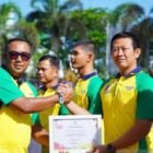 Pemerintah Kabupaten Nagan Raya memberikan penghargaan kepada atlet dan pelatih berprestasi cabang Wushu dan Karate dalam Peringatan Hari Olahraga Nasional (Haornas) ke-43 Tahun 2026 di halaman Kantor Bupati, Kompleks Perkantoran Suka Makmue, Rabu 9/9/2026.
