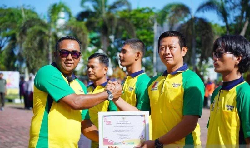 Pemerintah Kabupaten Nagan Raya memberikan penghargaan kepada atlet dan pelatih berprestasi cabang Wushu dan Karate dalam Peringatan Hari Olahraga Nasional (Haornas) ke-43 Tahun 2026 di halaman Kantor Bupati, Kompleks Perkantoran Suka Makmue, Rabu 9/9/2026.