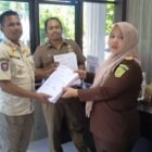 Kejaksaan Negeri Banda Aceh menerima berkas perkara tahap I dua tersangka dugaan pelanggaran Qanun Hukum Jinayat, FD (58) oknum PNS mantan Kepala Inspektorat Banda Aceh dan AM (22) mahasiswa swasta.