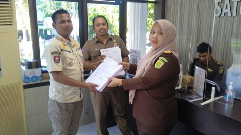 Kejaksaan Negeri Banda Aceh menerima berkas perkara tahap I dua tersangka dugaan pelanggaran Qanun Hukum Jinayat, FD (58) oknum PNS mantan Kepala Inspektorat Banda Aceh dan AM (22) mahasiswa swasta.