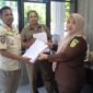 Kejaksaan Negeri Banda Aceh menerima berkas perkara tahap I dua tersangka dugaan pelanggaran Qanun Hukum Jinayat, FD (58) oknum PNS mantan Kepala Inspektorat Banda Aceh dan AM (22) mahasiswa swasta.