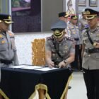 Kapolda Aceh Irjen Pol. Ruddi Setiawan memimpin upacara serah terima jabatan 2 Pejabat Utama dan 5 Kapolres jajaran di Lobi Mapolda Aceh, Kamis 10/9/2026.
