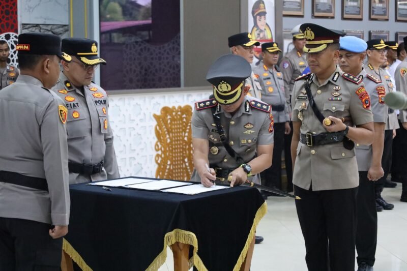 Kapolda Aceh Irjen Pol. Ruddi Setiawan memimpin upacara serah terima jabatan 2 Pejabat Utama dan 5 Kapolres jajaran di Lobi Mapolda Aceh, Kamis 10/9/2026.