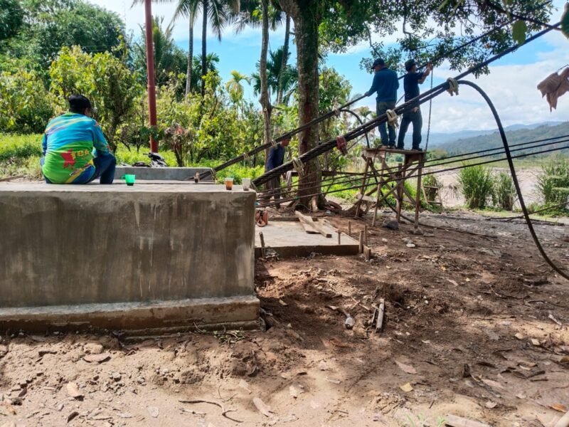 Satgas Jembatan Gantung Kodim 0108/Aceh Tenggara terus mempercepat pembangunan Jembatan Gantung Perintis penghubung Desa Lawe Ger-ger dan Desa Lawe Pinis, Kec. Ketambe. Hingga Rabu 9/9/2026 pembangunan masuk tahap persiapan pemasangan rangka lantai.