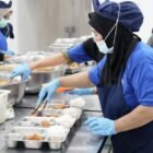 Pekerja SPPG sedang menyiapkan makanan bergizi gratis. Foto: Humas BGN