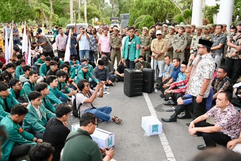 Plt Sekda Aceh Taufik menerima mahasiswa USK yang berunjuk rasa di Kantor Gubernur, Kamis 10/9/2026.