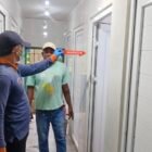 Seorang pria 63 tahun, Mukhtar Muhammad warga Gampong Tgk Di Laweung, Muara Tiga, Pidie ditemukan meninggal dunia di toilet nomor 3 Masjid Al-Muttaqin, Gampong Peunayong, Kuta Alam, Banda Aceh, Jumat 11/9/2026 sekitar pukul 17.00 WIB.