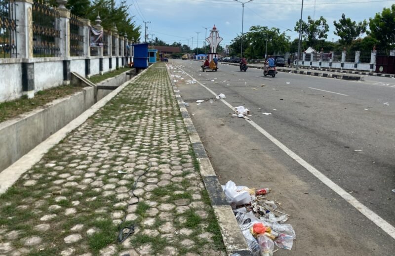 Perayaan Milad ke-800 Samudera Pasai di Landeng, Lhoksukon, Aceh Utara ternoda persoalan sampah. Sampah plastik, kemasan makanan, botol, dan kantong plastik berserakan di arena pameran hingga depan Kantor Bupati pada Sabtu 12/9/2026.
