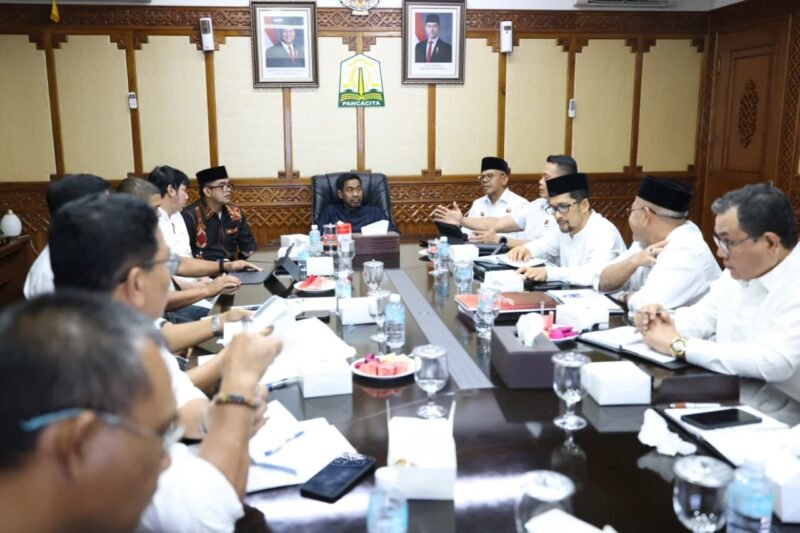 Gubernur Aceh Muzakir Manaf memimpin rapat percepatan penyediaan lahan reintegrasi bagi mantan kombatan GAM dan penataan Hak Guna Usaha (HGU) di Ruang Rapat Gubernur Aceh, Banda Aceh, Jumat (11/9/2026).