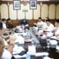 Gubernur Aceh Muzakir Manaf memimpin rapat percepatan penyediaan lahan reintegrasi bagi mantan kombatan GAM dan penataan Hak Guna Usaha (HGU) di Ruang Rapat Gubernur Aceh, Banda Aceh, Jumat (11/9/2026).
