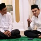 Wakil Gubernur Aceh Fadlullah saat bersilaturahmi dengan ulama kharismatik Aceh, Waled Lapang, di Aceh Utara, Minggu (13/9/2026).