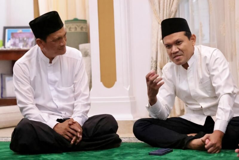Wakil Gubernur Aceh Fadlullah saat bersilaturahmi dengan ulama kharismatik Aceh, Waled Lapang, di Aceh Utara, Minggu (13/9/2026).