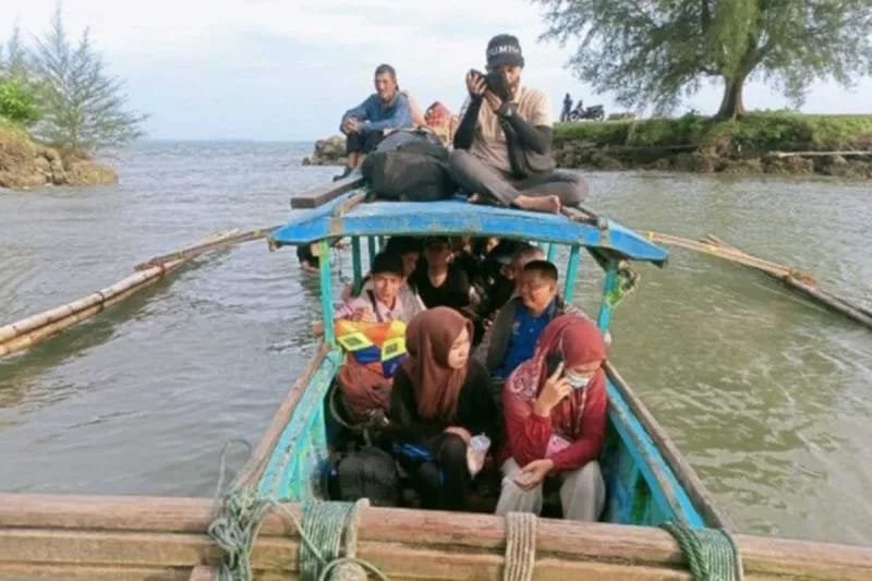 Dinas Kesehatan Simeulue mengerahkan tim dokter spesialis anak, anestesi, dan dokter umum ke Desa Pulau Teupah, Teupah Barat, Sabtu.