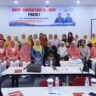 Ketua TP PKK Aceh Marlina Usman saat meninjau Rapat Koordinasi Pokja I–IV TP PKK Aceh di Banda Aceh, Minggu (13/9/2026).