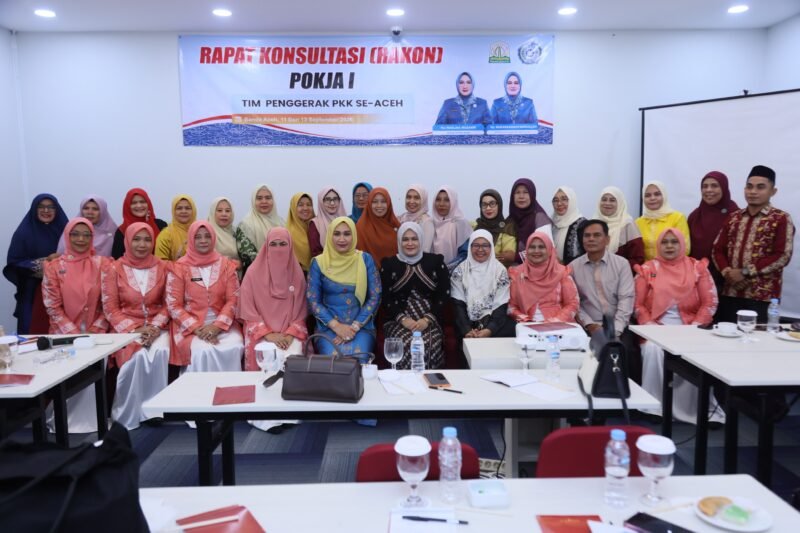 Ketua TP PKK Aceh Marlina Usman saat meninjau Rapat Koordinasi Pokja I–IV TP PKK Aceh di Banda Aceh, Minggu (13/9/2026).