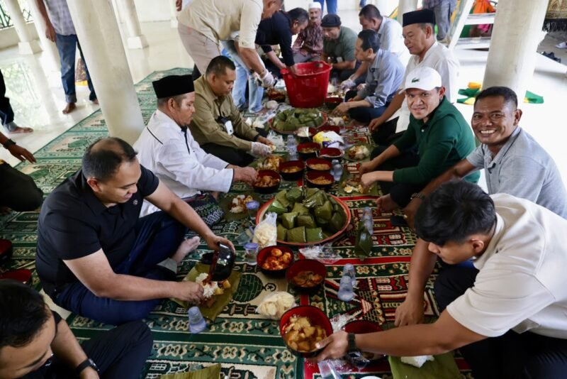 Wakil Gubernur Aceh Fadlullah menghadiri kenduri Maulid Nabi di Gampong Kaye Jatoe, Glumpang Tiga, Pidie, Minggu 13/9/2026.