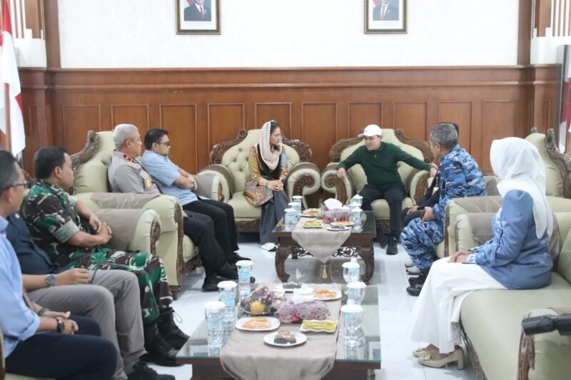 Wakapolda Aceh Brigjen Ari Wahyu Widodo bersama Wagub Fadhlullah dan Danlanud SIM menyambut kedatangan Wamenpar RI Ni Luh Puspa di Bandara Internasional SIM, Aceh Besar, Minggu 13/9/2026.