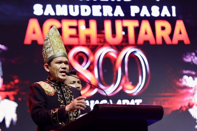 Wagub Aceh Fadhlullah menyerahkan bantuan buffer stock penanggulangan bencana senilai Rp6.787.464.091 kepada Pemkab Aceh Utara saat penutupan Milad 800 Samudera Pasai di Kantor Bupati, Minggu 13/9/2026.