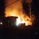 Dua unit rumah semi permanen milik Surahman dan Ahmad di Desa Pinding, Kecamatan Bambel, Aceh Tenggara ludes terbakar, Ahad 13/9/2026 sekitar pukul 21:15 WIB.