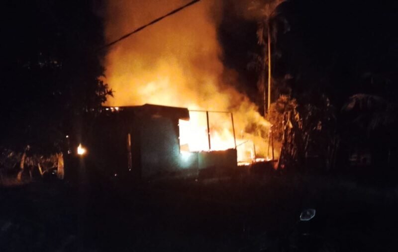 Dua unit rumah semi permanen milik Surahman dan Ahmad di Desa Pinding, Kecamatan Bambel, Aceh Tenggara ludes terbakar, Ahad 13/9/2026 sekitar pukul 21:15 WIB.