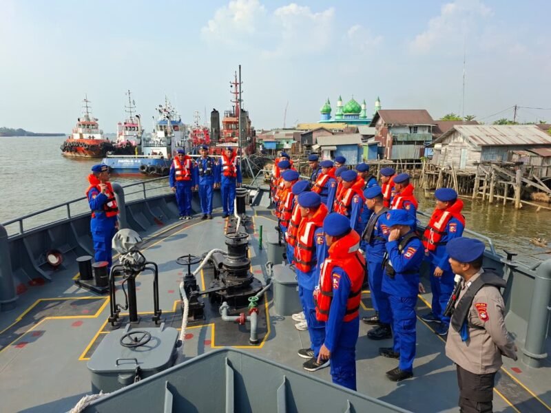 Polri memperkuat operasi SAR KM Virgo Transport 8 yang hilang kontak di perairan Tanjung Selatan, Pulau Masalembu, Minggu 13/9/2026.