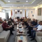 Wagub Aceh Fadhlullah dan Ketua DPRA Zulfadhli membahas opsi perubahan UUPA dalam pertemuan bersama pimpinan dan fraksi DPRA, Senin (14/9).