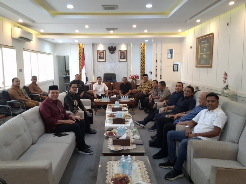 Wagub Aceh Fadhlullah dan Ketua DPRA Zulfadhli membahas opsi perubahan UUPA dalam pertemuan bersama pimpinan dan fraksi DPRA, Senin (14/9). 