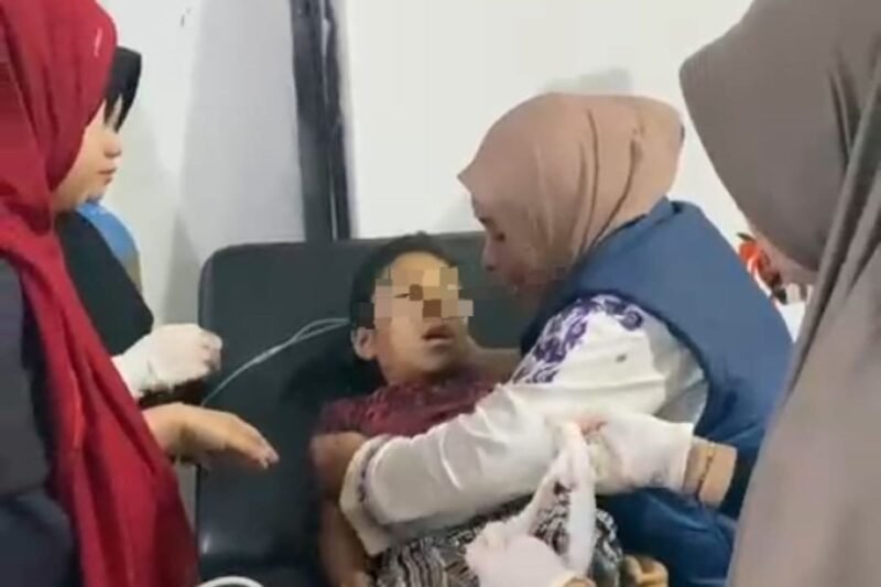 Hujan deras memicu tanah longsor di Kampung Sanehen, Kecamatan Silih Nara, Aceh Tengah, Ahad (13/9/2026).