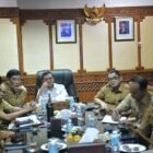 Wakil Gubernur Aceh, Fadhlullah (Dek Fadh), mengikuti rapat pembentukan pengurus Desk Koordinasi Aceh bersama Kementerian Koordinator Bidang Politik dan Keamanan (Kemenko Polkam) secara virtual pada Senin (14/9/2026).
