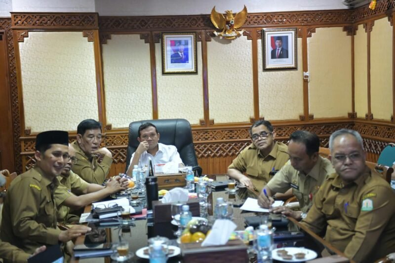 Wakil Gubernur Aceh, Fadhlullah (Dek Fadh), mengikuti rapat pembentukan pengurus Desk Koordinasi Aceh bersama Kementerian Koordinator Bidang Politik dan Keamanan (Kemenko Polkam) secara virtual pada Senin (14/9/2026).