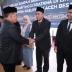 Bupati Aceh Besar H Muharram Idri (Syech Muharram) memberikan ucapan selamat kepada para pejabat pimpinan tinggi pratama yang dilantik, di Kantor Bupati Aceh Besar, Kota Jantho, Senin (14/9/2026) siang. FOTO/ PROKOPIM PEMKAB ACEH BESAR