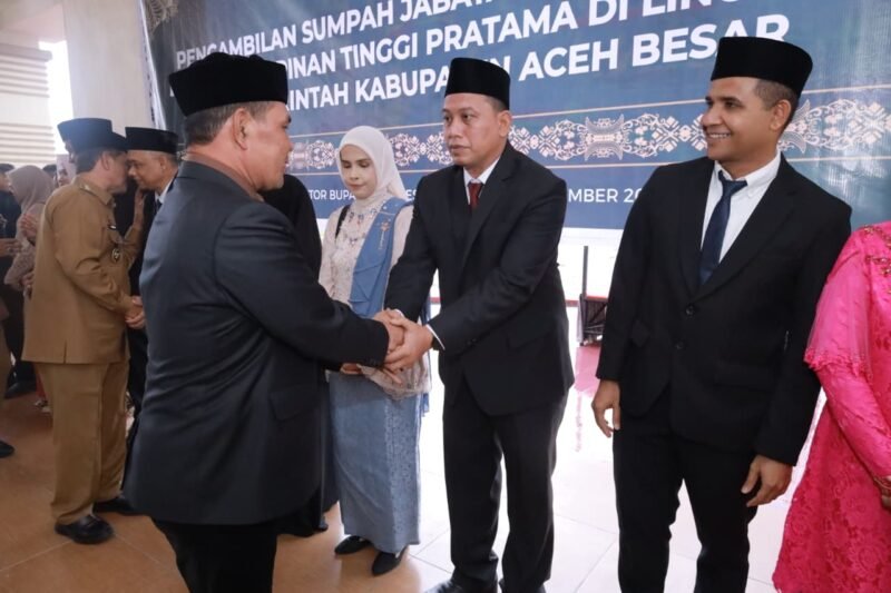 Bupati Aceh Besar H Muharram Idri (Syech Muharram) memberikan ucapan selamat kepada para pejabat pimpinan tinggi pratama yang dilantik, di Kantor Bupati Aceh Besar, Kota Jantho, Senin (14/9/2026) siang. FOTO/ PROKOPIM PEMKAB ACEH BESAR