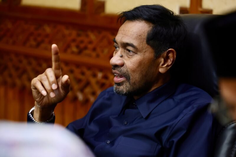 Gubernur Aceh Muzakir Manaf (Mualem) memberikan arahan terkait penanganan banjir dan tanah longsor yang melanda Aceh Tenggara, Gayo Lues, dan Aceh Tengah, di Banda Aceh, Senin (14/9/2026).