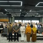 Ketua Fraksi Gerindra DPRK Banda Aceh Ramza Harli, Anggota DPRK Mehran Gara, dan Kadis DP3AP2KB Tiara Sutari AR foto bersama saat Pelatihan Peningkatan Kreativitas bagi Kelompok Perempuan di Hotel Rasamala, Banda Aceh, Senin (14/9/2026).
