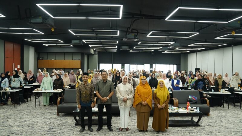 Ketua Fraksi Gerindra DPRK Banda Aceh Ramza Harli, Anggota DPRK Mehran Gara, dan Kadis DP3AP2KB Tiara Sutari AR foto bersama saat Pelatihan Peningkatan Kreativitas bagi Kelompok Perempuan di Hotel Rasamala, Banda Aceh, Senin (14/9/2026).