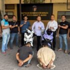 Kasatreskrim Polresta Banda Aceh Kompol Miftahuda Dizha Fezuono menunjukkan dua terduga pelaku curanmor beserta barang bukti sepeda motor hasil curian di Mapolresta Banda Aceh, Senin (14/9/2026). Polisi berhasil mengamankan pelaku RMZ (34) dan BA (32) sebelum sepeda motor sempat dijual ke wilayah Pulau Aceh.