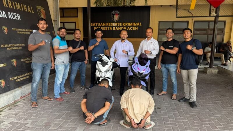 Kasatreskrim Polresta Banda Aceh Kompol Miftahuda Dizha Fezuono menunjukkan dua terduga pelaku curanmor beserta barang bukti sepeda motor hasil curian di Mapolresta Banda Aceh, Senin (14/9/2026). Polisi berhasil mengamankan pelaku RMZ (34) dan BA (32) sebelum sepeda motor sempat dijual ke wilayah Pulau Aceh.