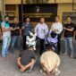 Kasatreskrim Polresta Banda Aceh Kompol Miftahuda Dizha Fezuono menunjukkan dua terduga pelaku curanmor beserta barang bukti sepeda motor hasil curian di Mapolresta Banda Aceh, Senin (14/9/2026). Polisi berhasil mengamankan pelaku RMZ (34) dan BA (32) sebelum sepeda motor sempat dijual ke wilayah Pulau Aceh.